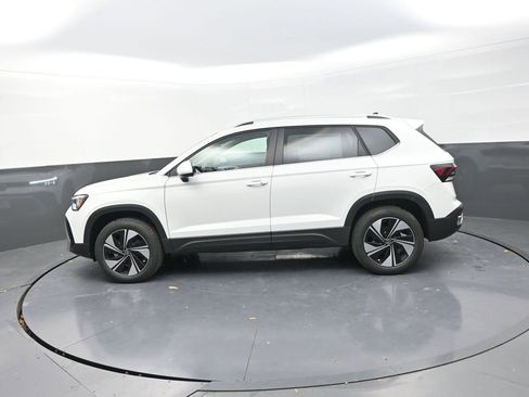 New 2026 Volkswagen Taos SE image 5
