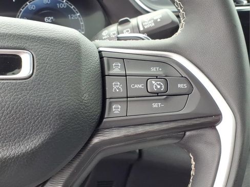 Used 2024 Jeep Grand Cherokee Altitude AWD/4WD image 8
