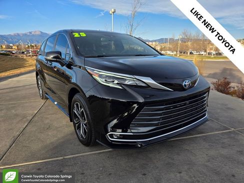 Used 2025 Toyota Sienna Platinum image 1