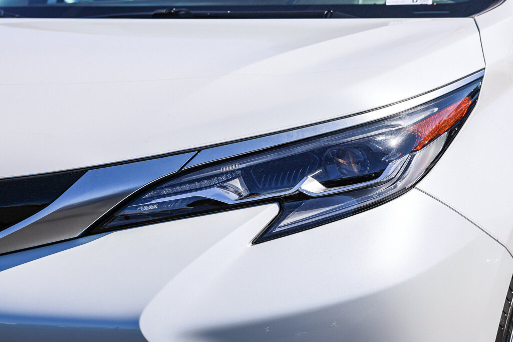 Certified 2024 Toyota Sienna Platinum FWD image 23