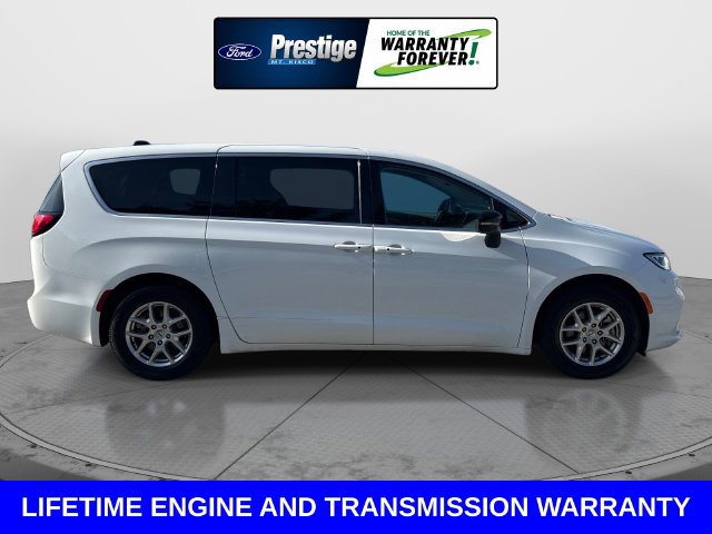 Used 2024 Chrysler Pacifica Touring-L FWD image 3