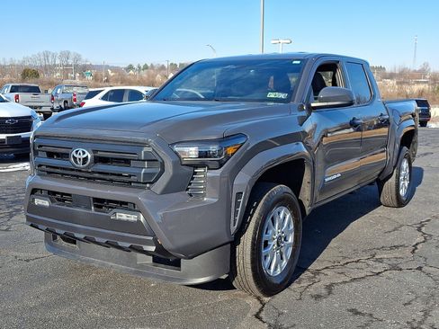 Used 2025 Toyota Tacoma SR5 image 3