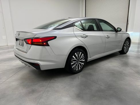 Used 2025 Nissan Altima 2.5 SV FWD image 9