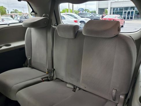 Used 2016 Toyota Sienna LE image 27