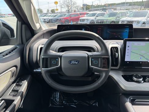 Certified 2025 Ford Expedition Active image 25