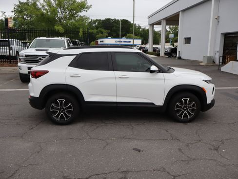 Used 2022 Chevrolet TrailBlazer ACTIV w/ Technology Package FWD image 11
