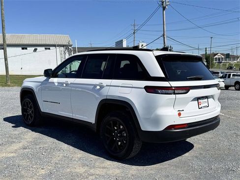 New 2025 Jeep Grand Cherokee Altitude image 22