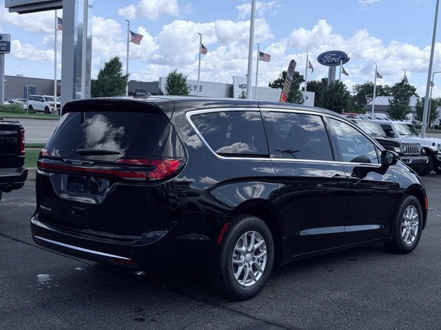 New 2027 Chrysler Pacifica Select FWD image 5