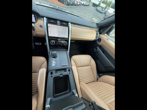 Used 2024 Land Rover Discovery Metropolitan Edition AWD/4WD image 14