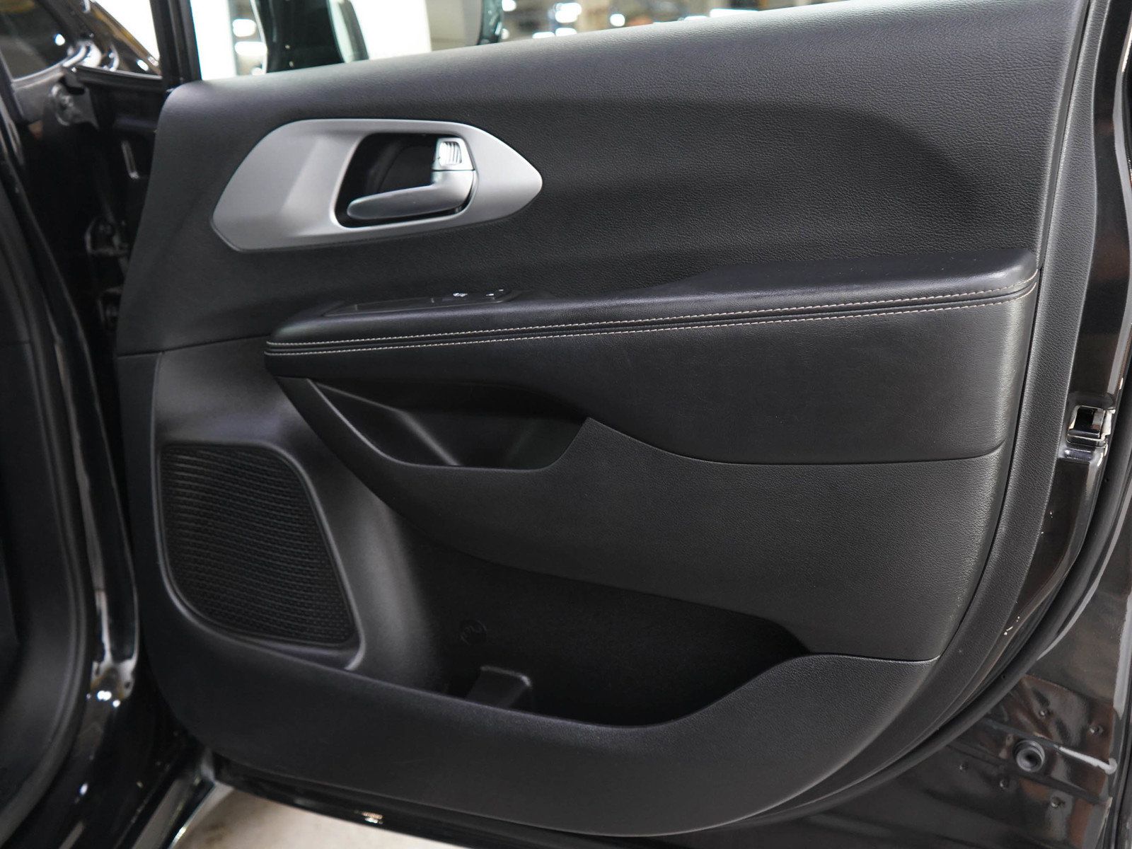 Used 2019 Chrysler Pacifica Touring Plus w/ S Appearance Package FWD image 10