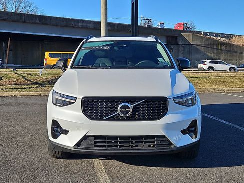 Certified 2023 Volvo XC40 B5 Plus image 2