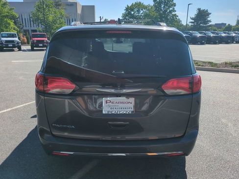 Used 2019 Chrysler Pacifica Touring-L FWD image 5