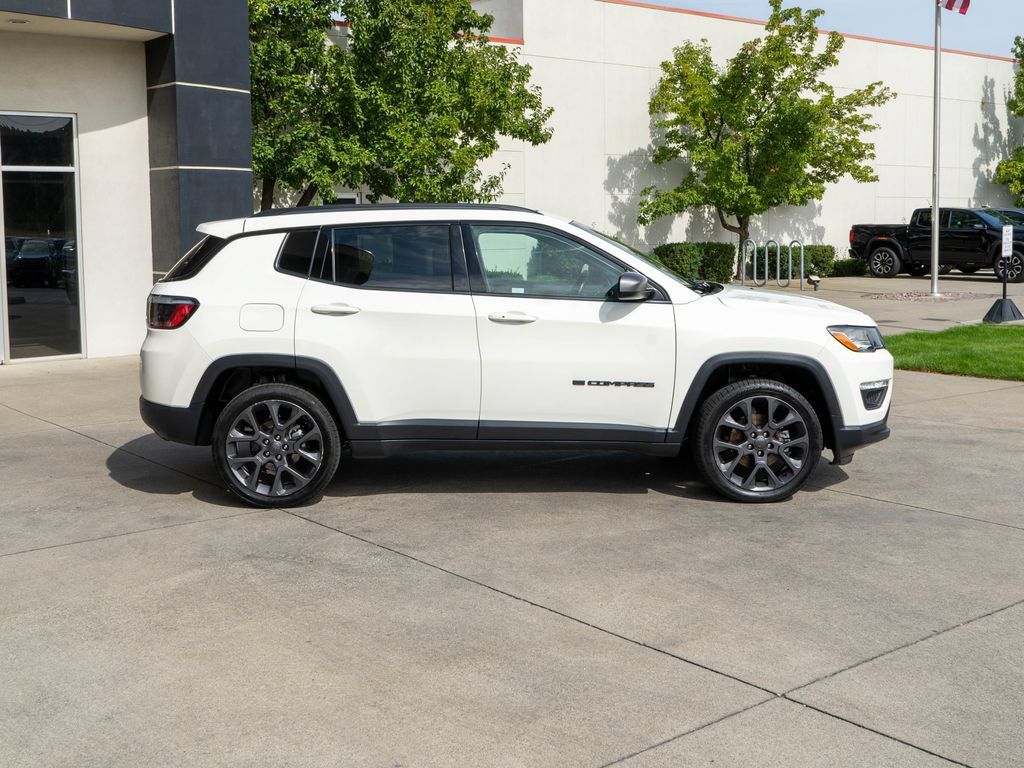 Used 2021 Jeep Compass Latitude w/ Sun and Sound Group AWD/4WD image 8