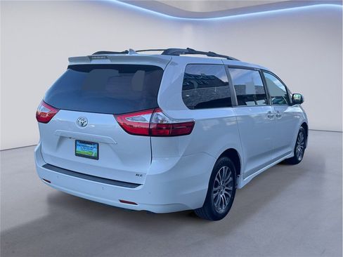 Used 2019 Toyota Sienna XLE Premium w/ Carpet Mat Package image 6