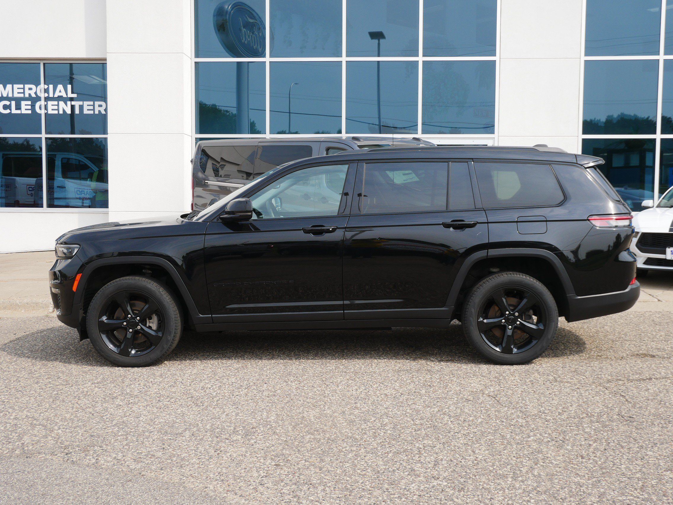 Used 2023 Jeep Grand Cherokee L Limited w/ Black Appearance Package AWD/4WD image 26