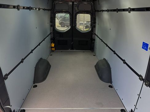 Used 2024 Mercedes-Benz Sprinter 2500 image 15