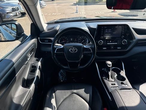 Used 2020 Toyota Highlander XLE image 17