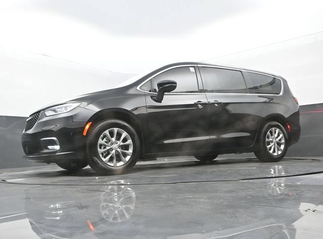 Used 2026 Chrysler Pacifica Limited FWD image 29