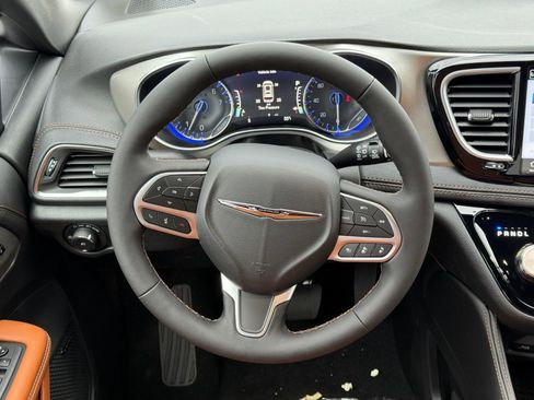 New 2026 Chrysler Pacifica Pinnacle image 12