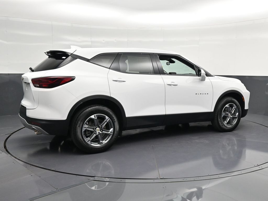 Used 2023 Chevrolet Blazer LT FWD image 3