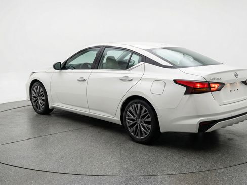Used 2025 Nissan Altima 2.5 SV image 6