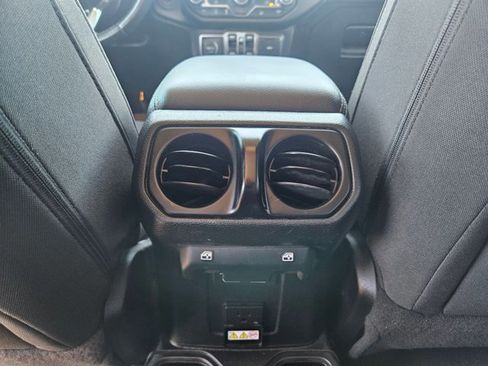 Used 2019 Jeep Wrangler Unlimited Sahara AWD/4WD image 17