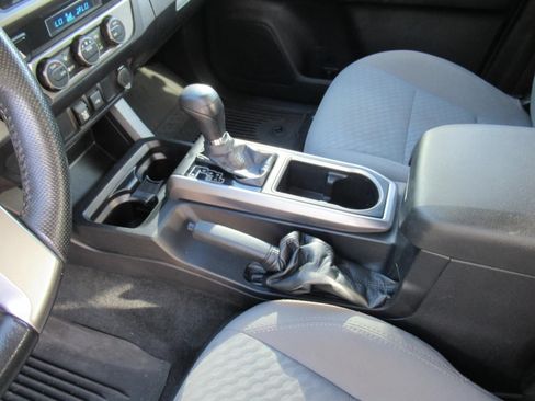 Used 2021 Toyota Tacoma SR5 AWD/4WD image 17