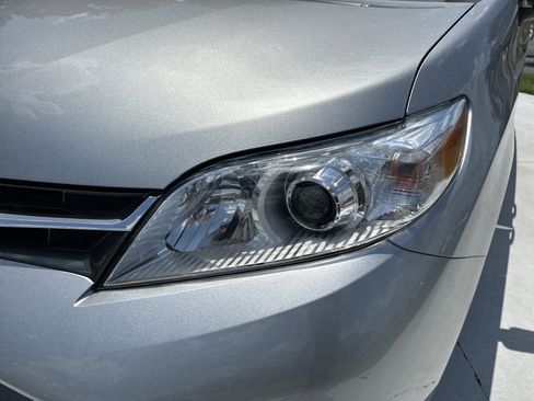 Used 2019 Toyota Sienna XLE w/ XLE Navigation Package FWD image 6