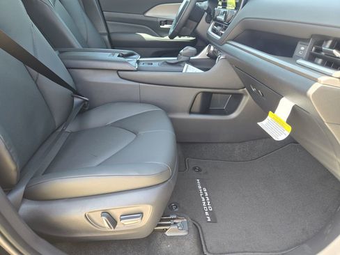 New 2026 Toyota Grand Highlander FWD image 11