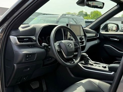 Used 2025 Toyota Highlander XSE AWD/4WD image 13
