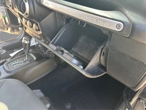 Used 2017 Jeep Wrangler Unlimited Sahara AWD/4WD image 29