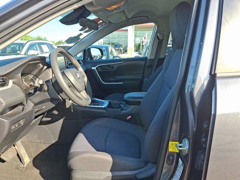 Used 2019 Toyota RAV4 LE AWD/4WD image 14
