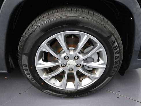 Used 2019 Jeep Cherokee Latitude Plus FWD image 9
