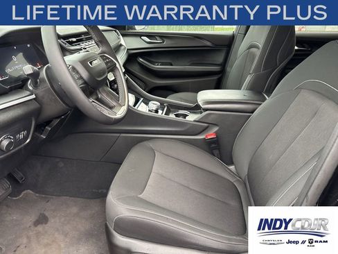 Used 2025 Jeep Grand Cherokee Laredo AWD/4WD image 7