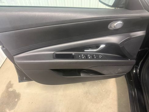 Used 2022 Hyundai Elantra SE FWD image 23