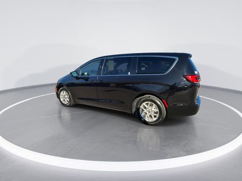 Used 2024 Chrysler Pacifica Touring-L FWD image 6