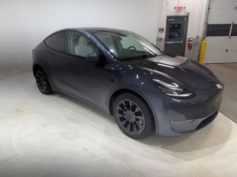 Used 2021 Tesla Model Y Long Range image 1