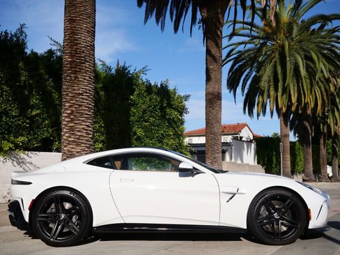 Used 2025 Aston Martin V8 Vantage Coupe RWD image 14