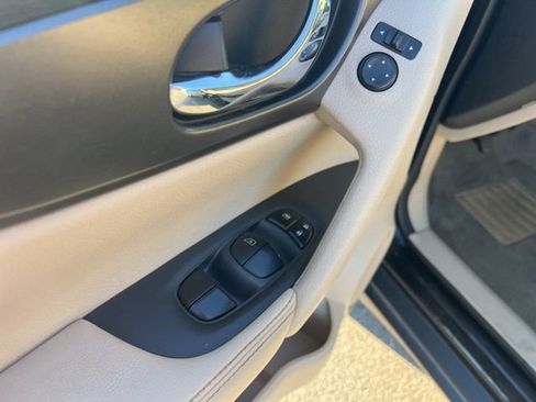 Used 2014 Nissan Rogue SV image 22