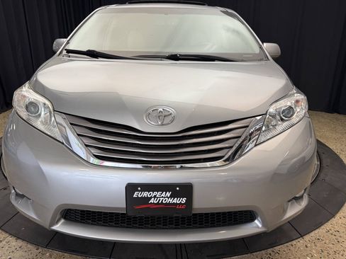Used 2015 Toyota Sienna XLE w/ XLE Navigation Package FWD image 11