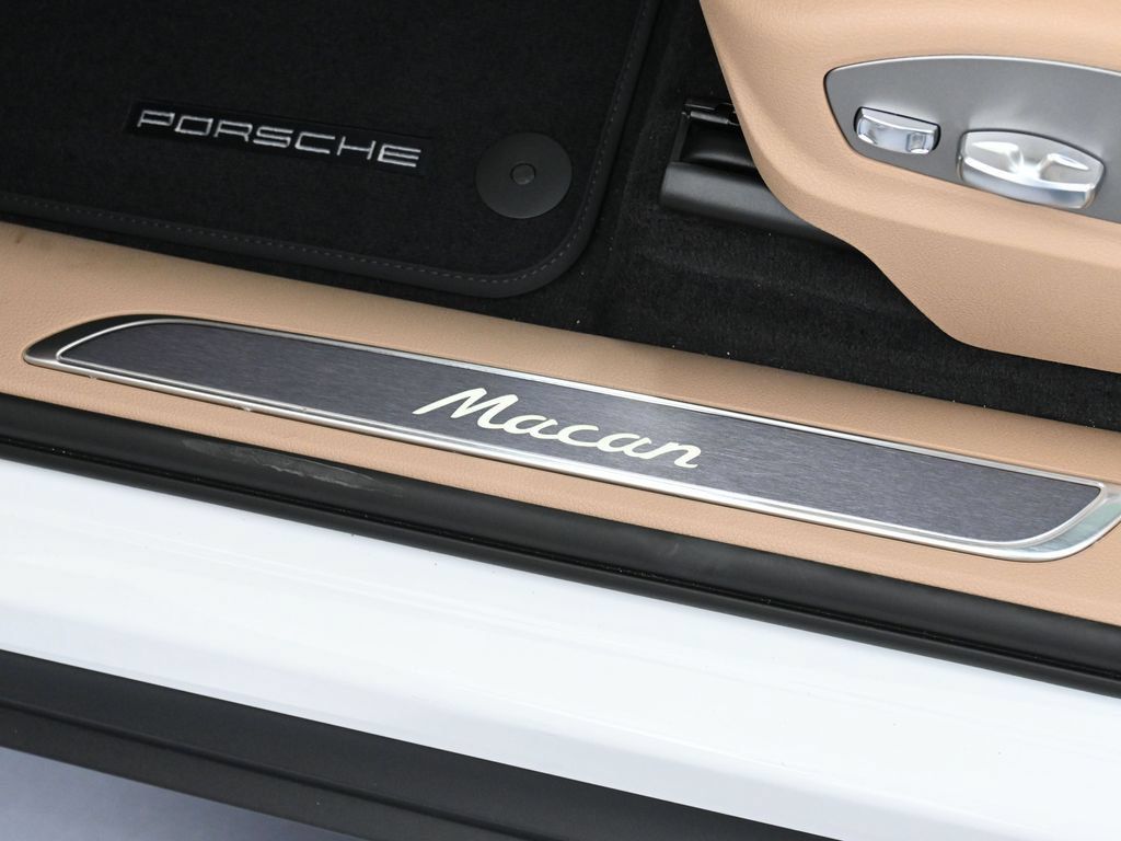 Certified 2026 Porsche Macan AWD/4WD image 16