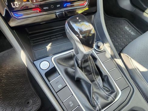 Certified 2025 Volkswagen Jetta SE w/ Sunroof Package image 36