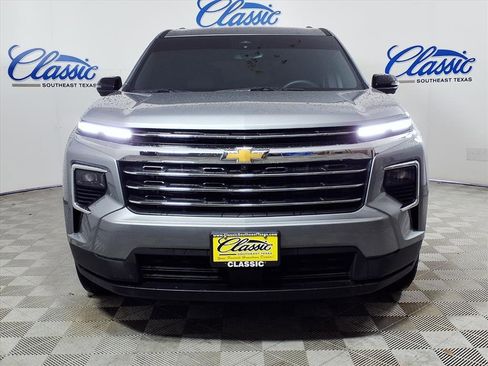 Used 2024 Chevrolet Traverse LT image 3