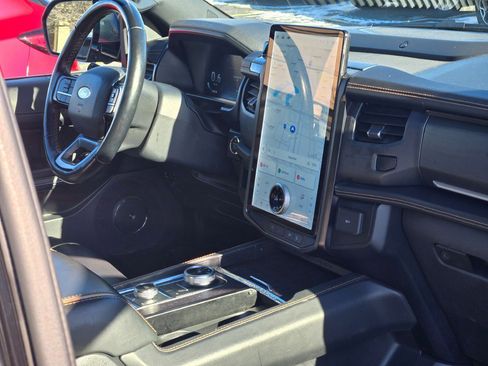 Used 2023 Ford Expedition Platinum image 7