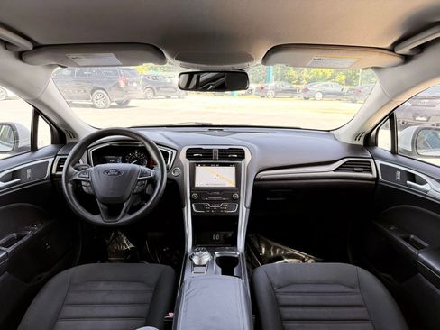 Used 2019 Ford Fusion SE FWD image 2