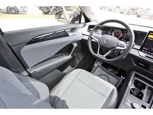 Used 2025 Volkswagen Tiguan SE R-Line AWD/4WD image 6