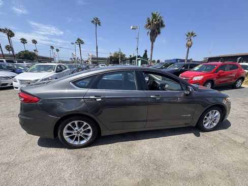 Used 2019 Ford Fusion SE FWD image 4