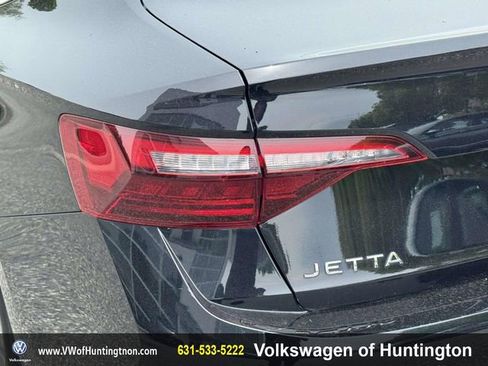 Certified 2023 Volkswagen Jetta SE w/ Panoramic Sunroof Package FWD image 9