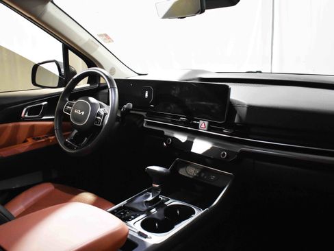 Used 2025 Kia Carnival SX Prestige image 34