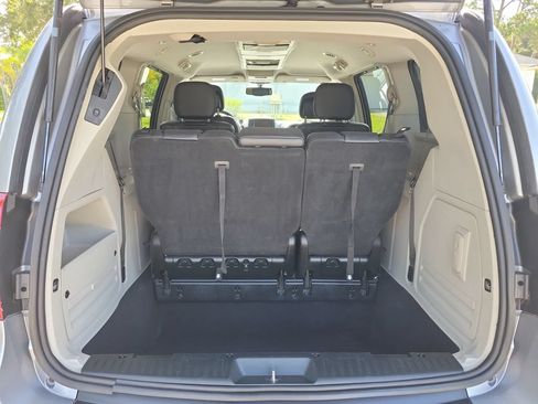 Used 2013 Chrysler Town & Country Touring-L w/ Driver Convenience Group FWD image 30